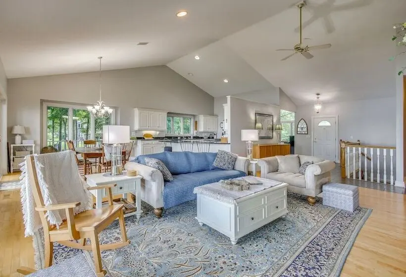 Private Shoreline & Green Bay Views! Family Home