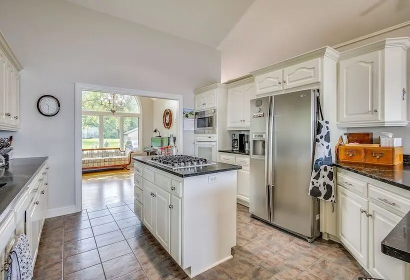 Private Shoreline & Green Bay Views! Family Home