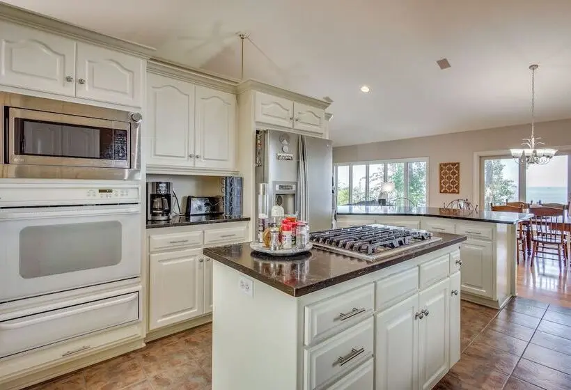 Private Shoreline & Green Bay Views! Family Home