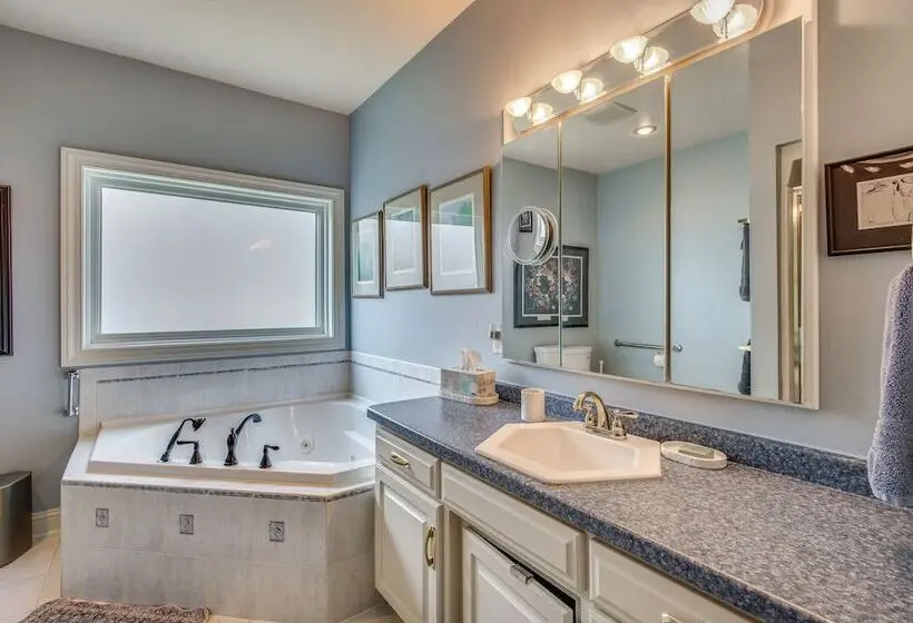 Private Shoreline & Green Bay Views! Family Home