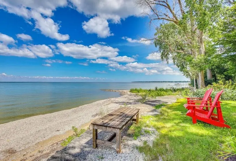 Private Shoreline & Green Bay Views! Family Home