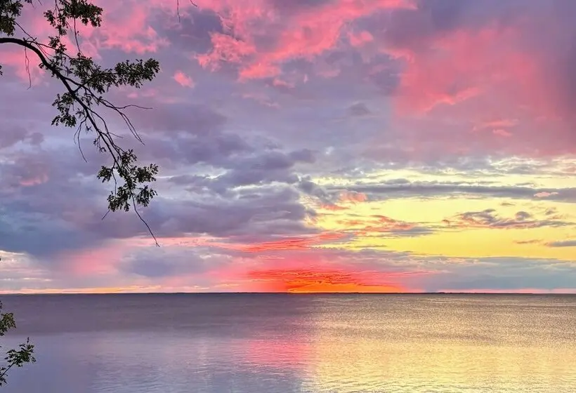 Private Shoreline & Green Bay Views! Family Home