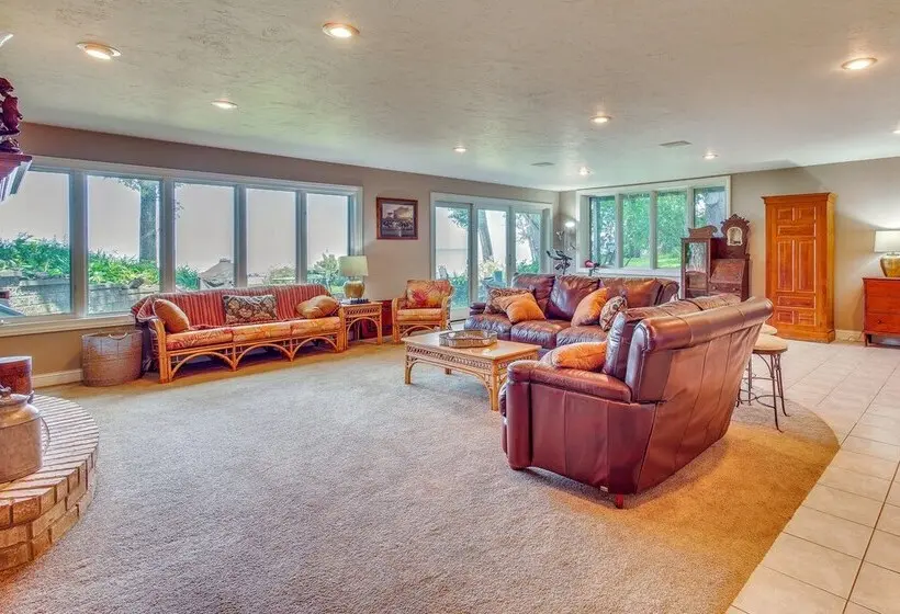 Private Shoreline & Green Bay Views! Family Home