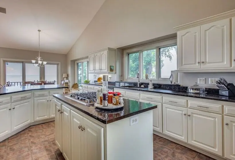 Private Shoreline & Green Bay Views! Family Home
