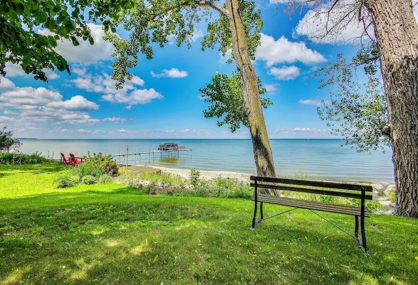 Private Shoreline & Green Bay Views! Family Home