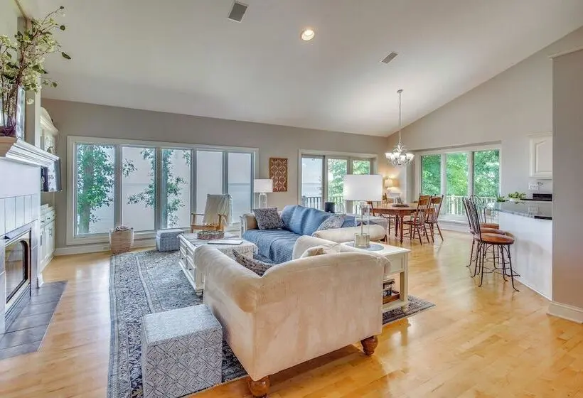 Private Shoreline & Green Bay Views! Family Home