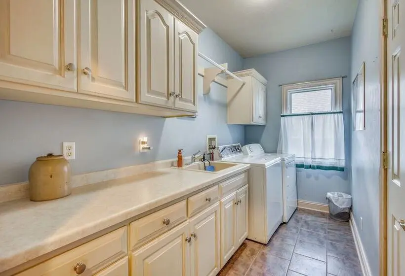 Private Shoreline & Green Bay Views! Family Home