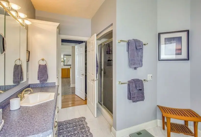 Private Shoreline & Green Bay Views! Family Home