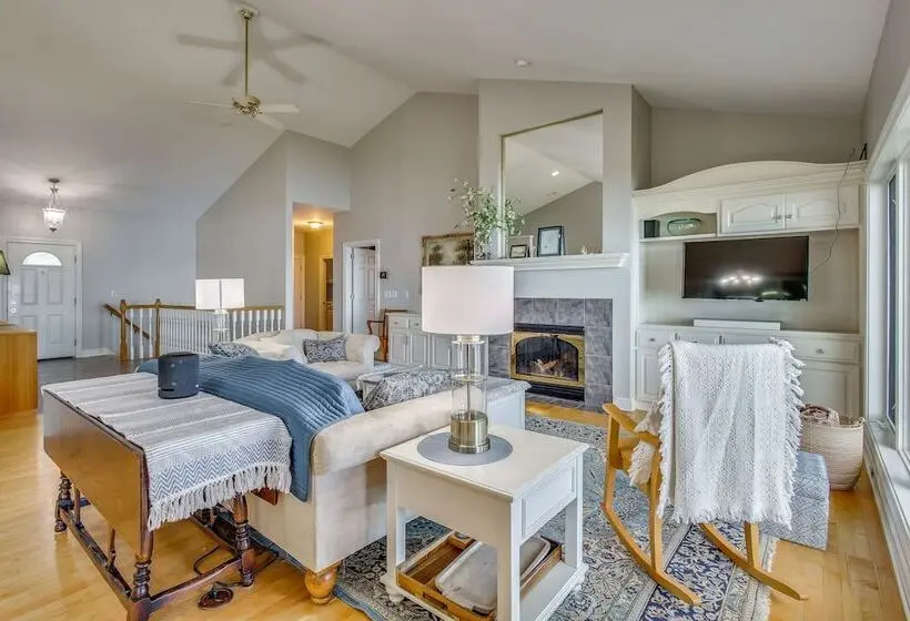 Private Shoreline & Green Bay Views! Family Home