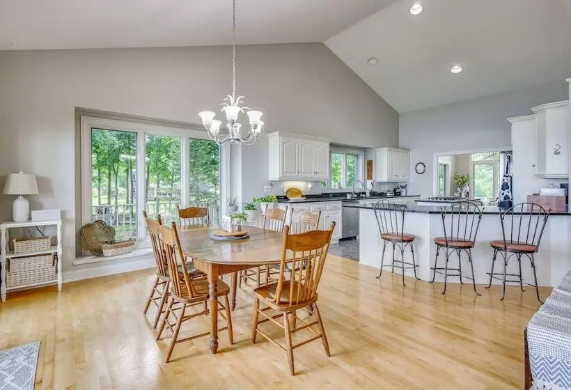 Private Shoreline & Green Bay Views! Family Home