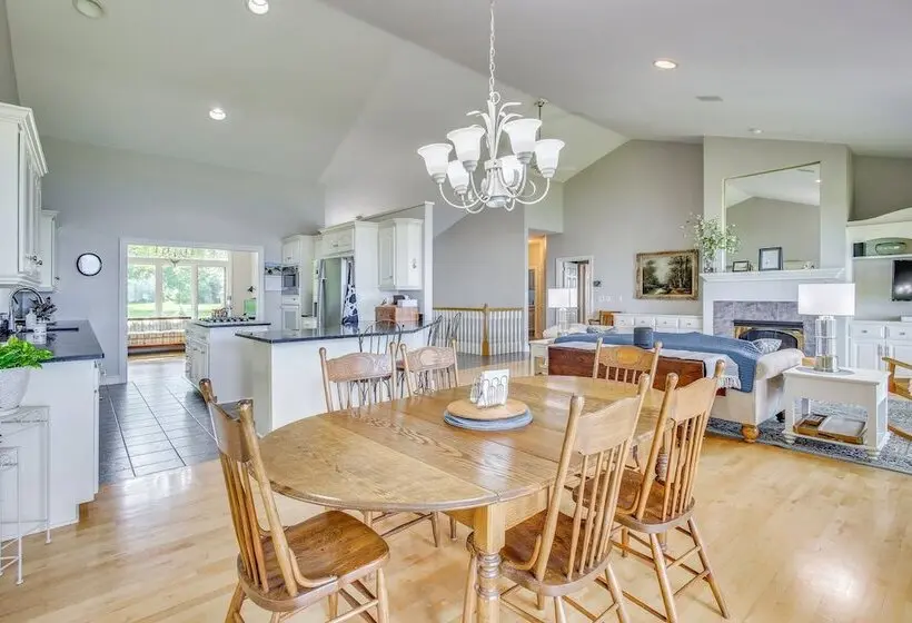 Private Shoreline & Green Bay Views! Family Home
