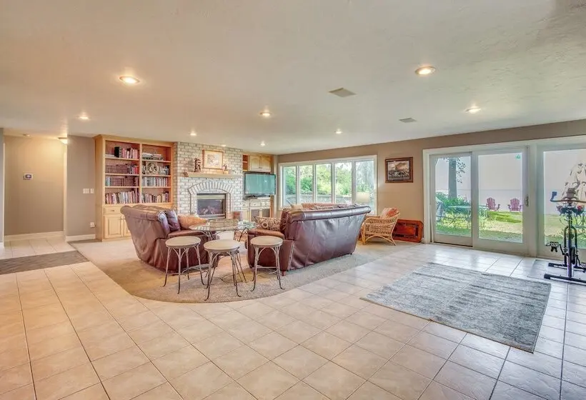 Private Shoreline & Green Bay Views! Family Home