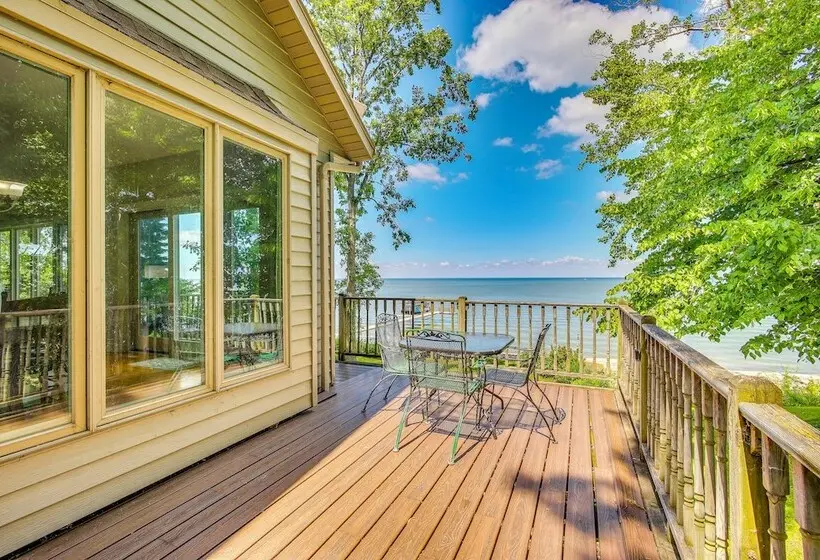 Private Shoreline & Green Bay Views! Family Home