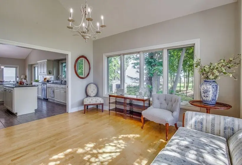 Private Shoreline & Green Bay Views! Family Home