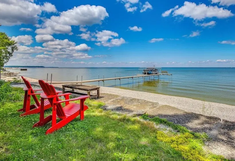 Private Shoreline & Green Bay Views! Family Home