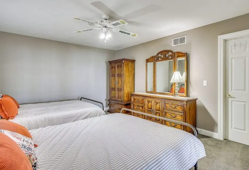 Private Shoreline & Green Bay Views! Family Home
