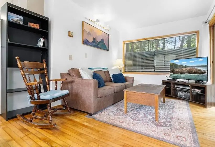 Alluring Home With Full Kitchen, Furnished Patio, Washer/dryer & Private Yard
