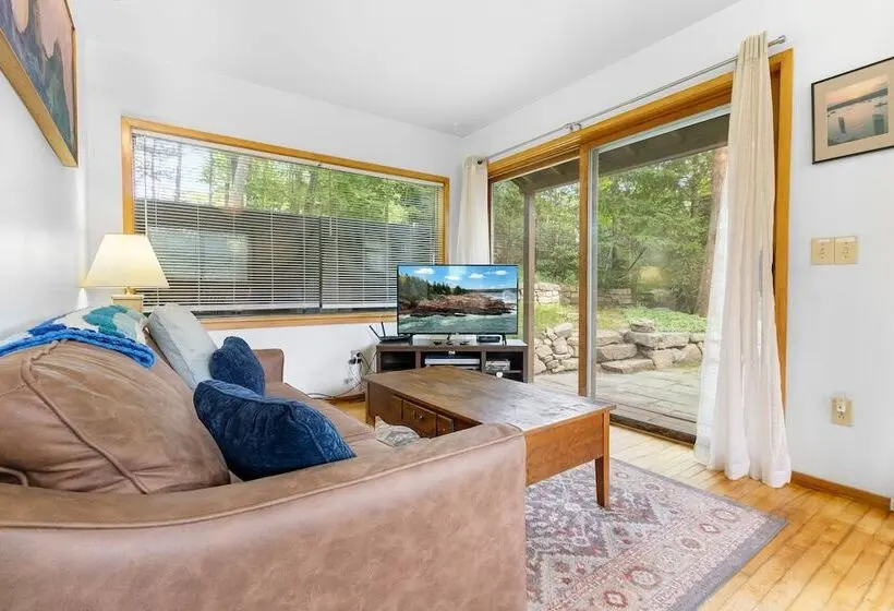 Alluring Home With Full Kitchen, Furnished Patio, Washer/dryer & Private Yard