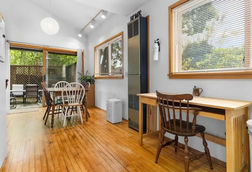 Alluring Home With Full Kitchen, Furnished Patio, Washer/dryer & Private Yard