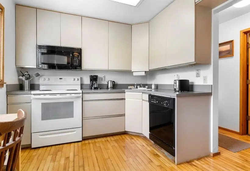 Alluring Home With Full Kitchen, Furnished Patio, Washer/dryer & Private Yard