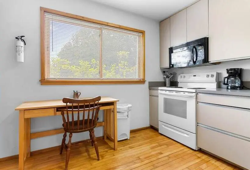 Alluring Home With Full Kitchen, Furnished Patio, Washer/dryer & Private Yard