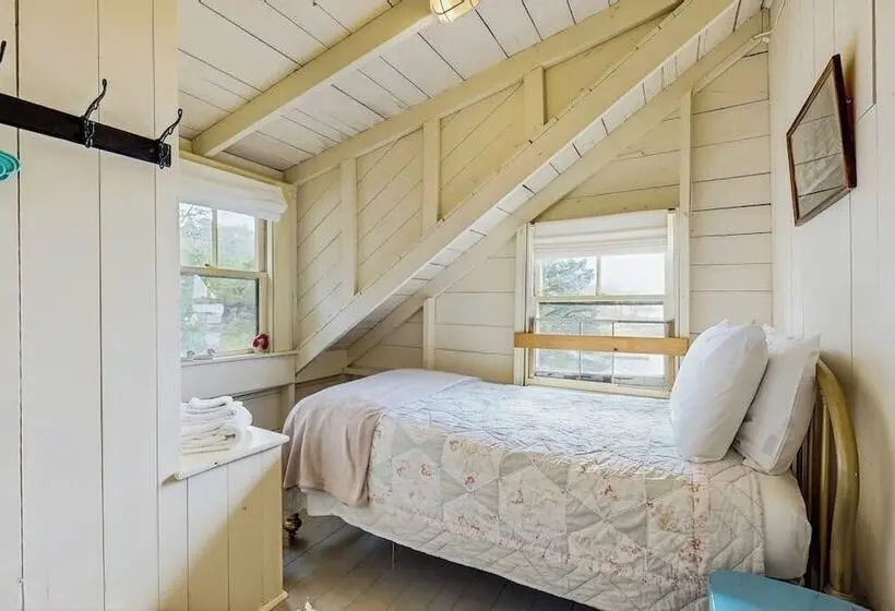 Bayfront Cottage With Fantastic Views & Minutes To Downtown Dog Friendly