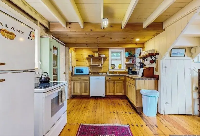 Bayfront Cottage With Fantastic Views & Minutes To Downtown Dog Friendly