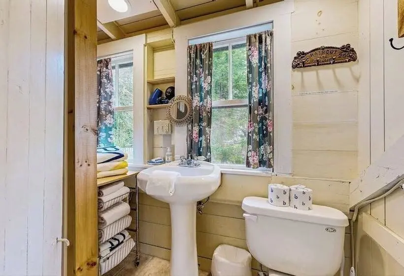 Bayfront Cottage With Fantastic Views & Minutes To Downtown Dog Friendly