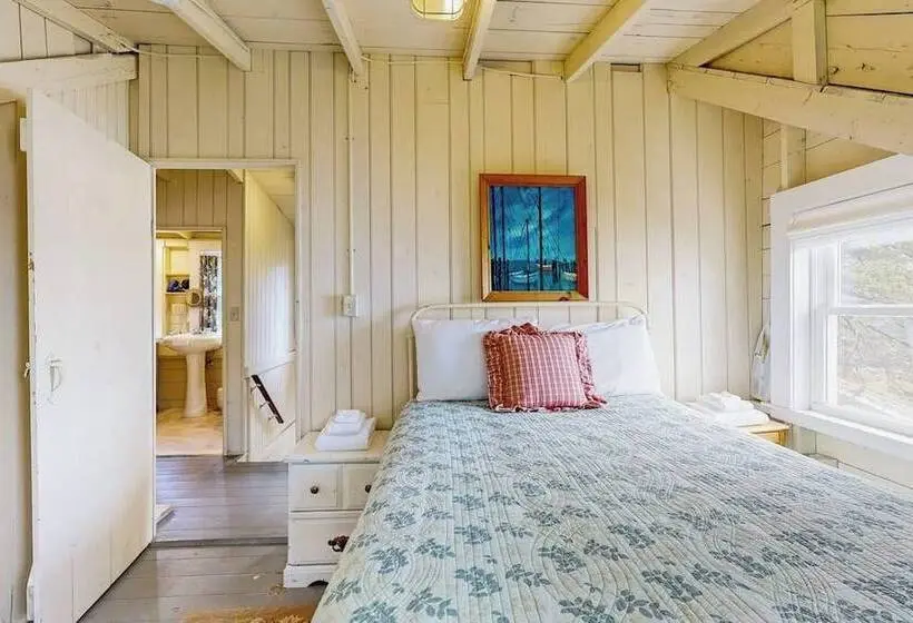 Bayfront Cottage With Fantastic Views & Minutes To Downtown Dog Friendly