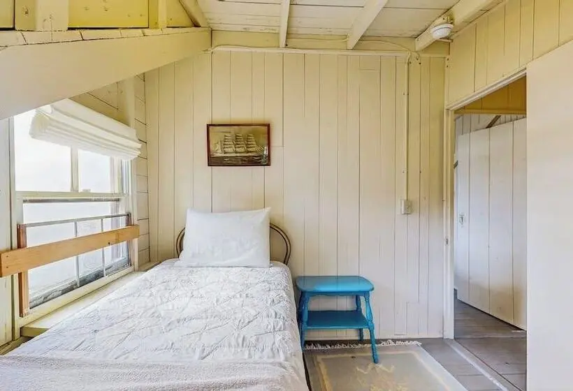 Bayfront Cottage With Fantastic Views & Minutes To Downtown Dog Friendly
