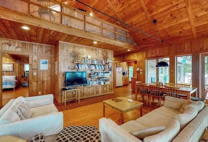 Private Waterfront Home With Large Deck & Deep Water Dock
