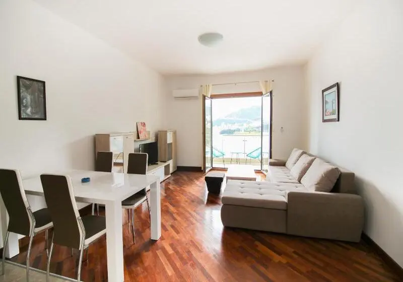 هتل Apartmani Svetionik