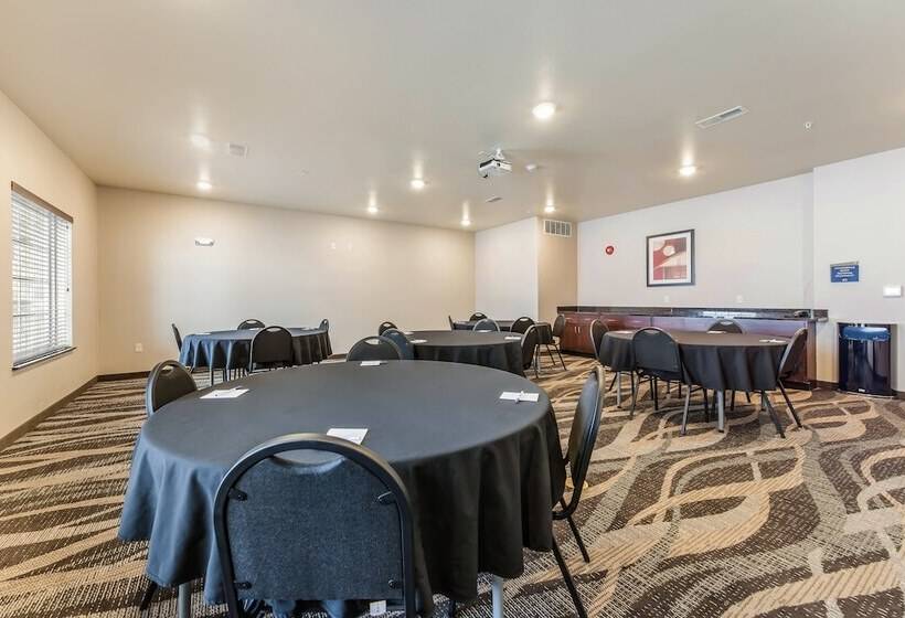 Cobblestone Hotel & Suites Hutchinson