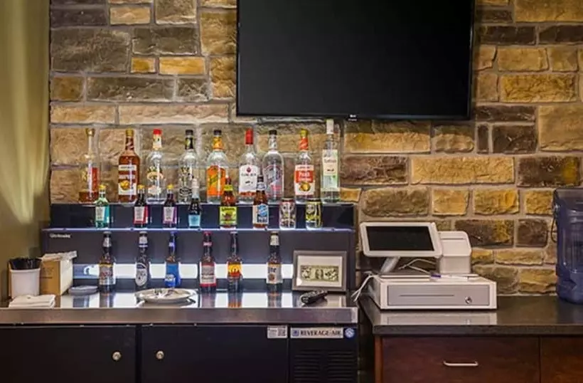 Cobblestone Hotel & Suites   Hutchinson