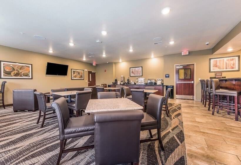 Cobblestone Hotel & Suites Hutchinson