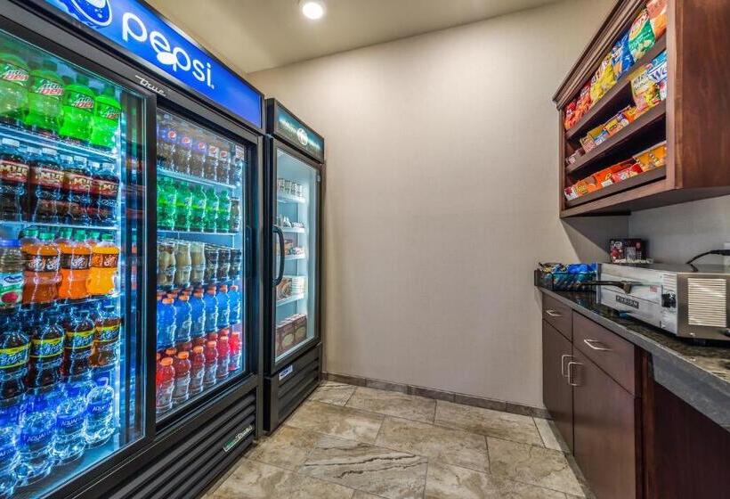 Cobblestone Hotel & Suites Hutchinson