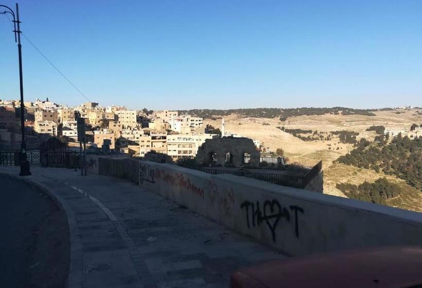 پانسیون Karak House