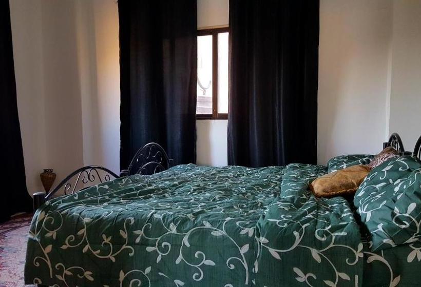 پانسیون Karak House