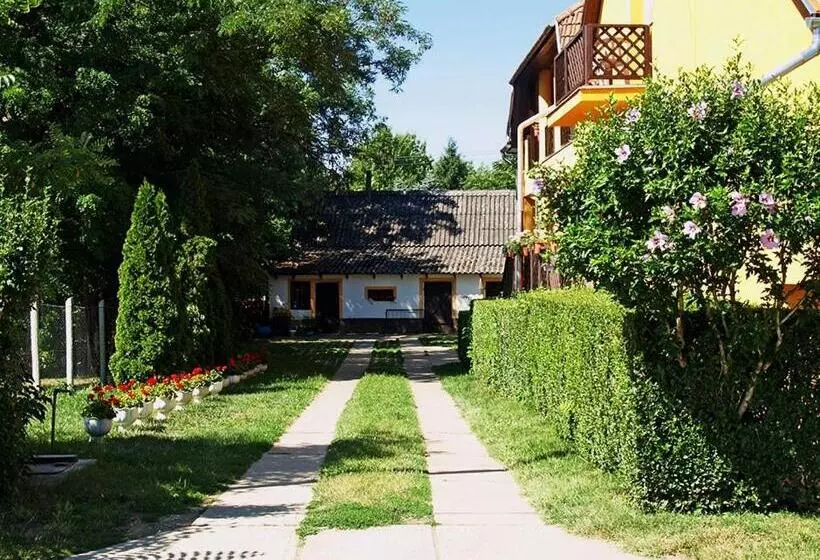 ペンション Gulyás Vendégház