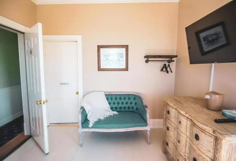 Pine Cottage Bed & Breakfast