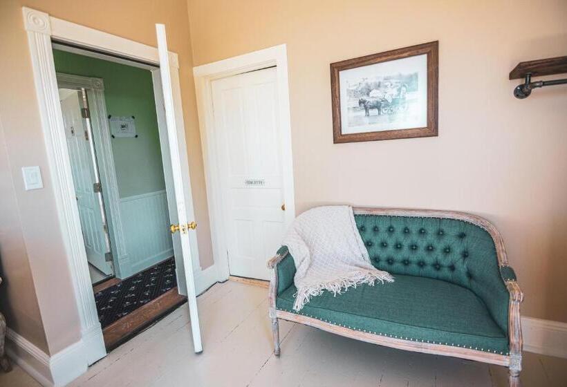 Pine Cottage Bed & Breakfast