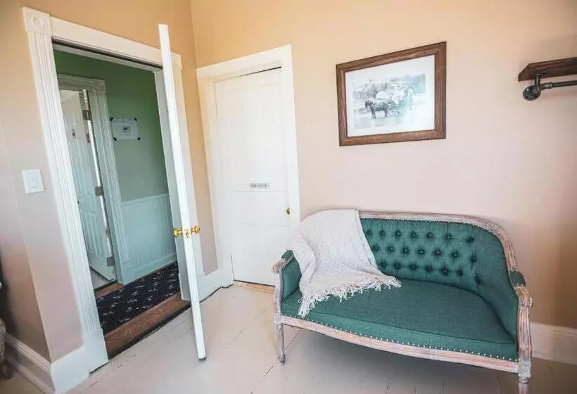 Pine Cottage Bed & Breakfast