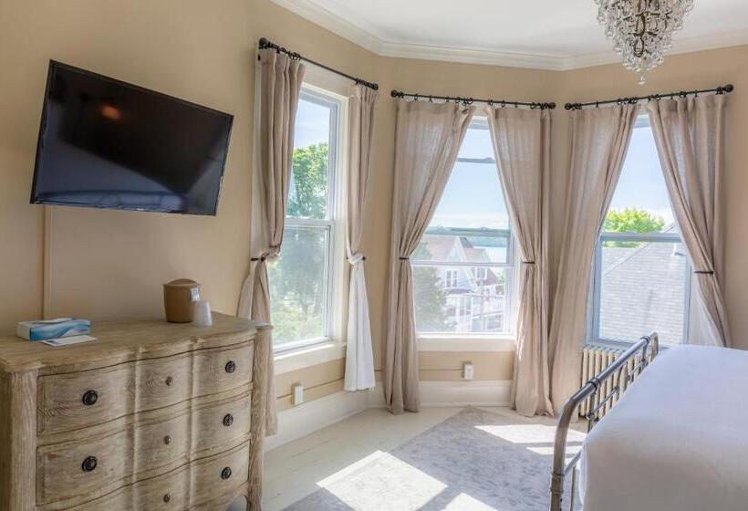 Pine Cottage Bed & Breakfast