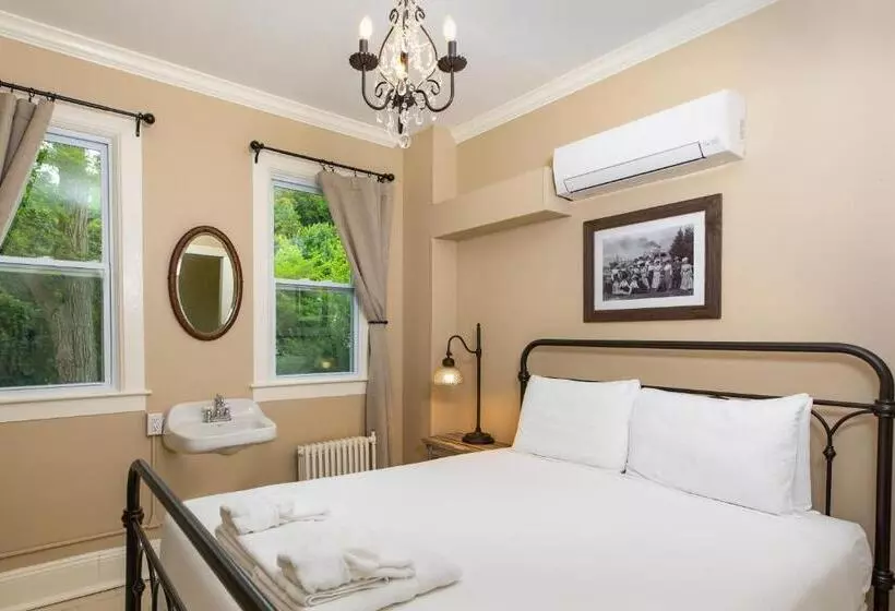 Pine Cottage Bed & Breakfast