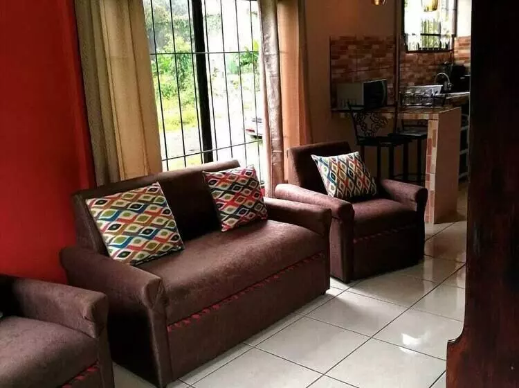 ペンション Bamboo House La Fortuna