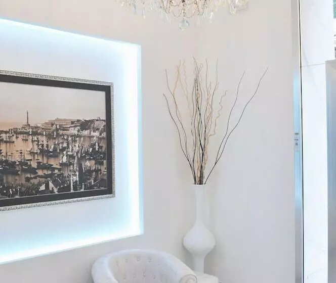 هتل Hnn Luxury Suites