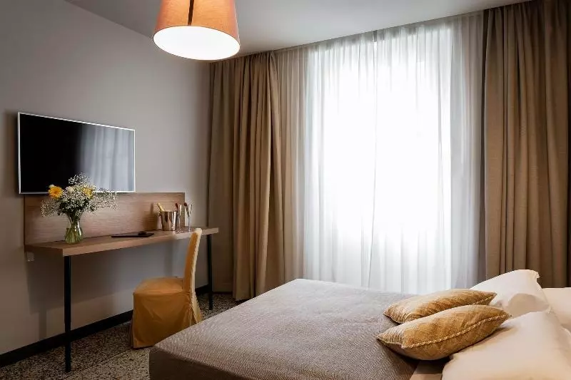 هتل Hnn Luxury Suites