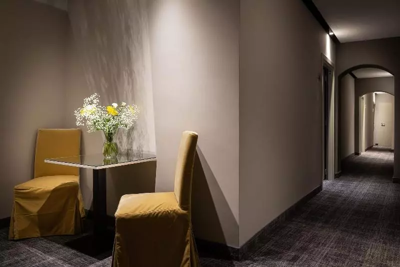 هتل Hnn Luxury Suites