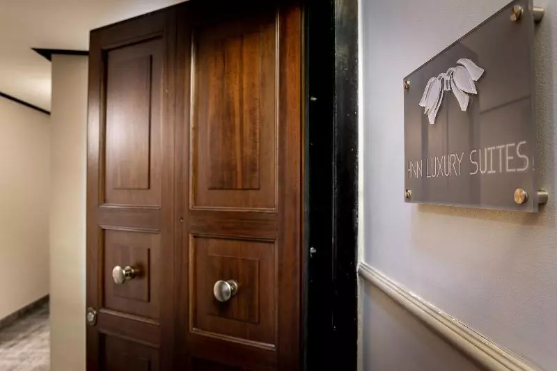 هتل Hnn Luxury Suites