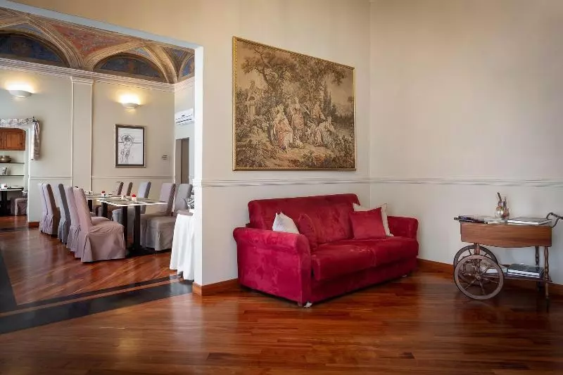 هتل Hnn Luxury Suites